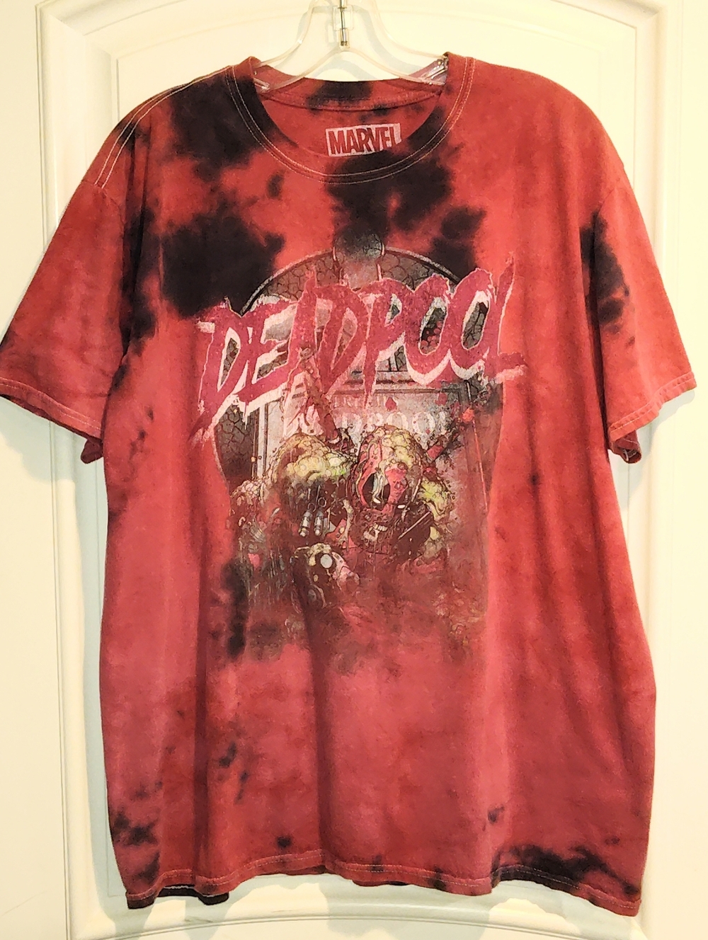 VINTAGE MARVEL DEADPOO RED & BLACK TIE-DYE TEE WITH ZOMBIEFIED DEADPOOL LOGO (L)